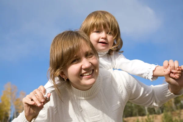 Mutlu anne ile küçük kız — Stok fotoğraf