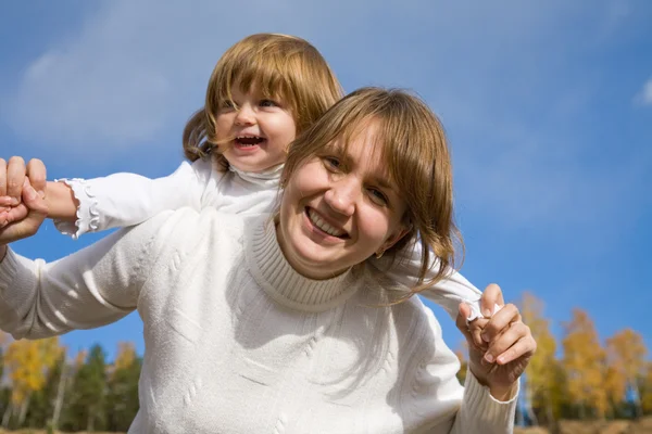 Mère heureuse avec petite fille — Photo