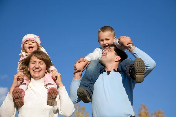 Pais felizes com filhos — Fotografia de Stock