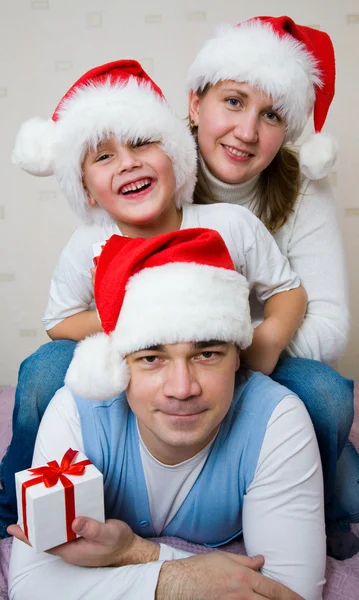Familie in Kerstmis caps — Stockfoto
