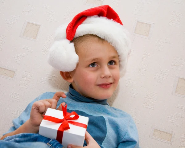 Chico en gorra de Navidad — Foto de Stock