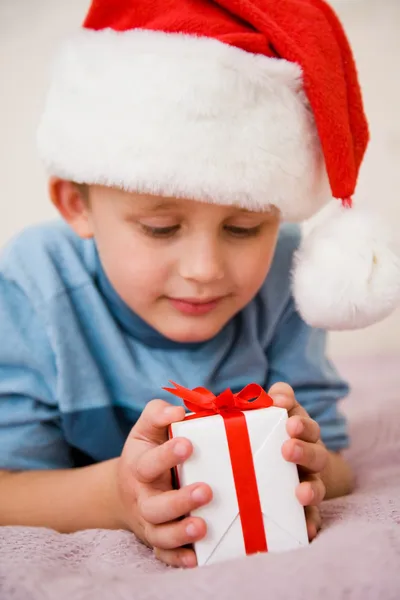 Хлопчик у різдвяній шапці — стокове фото