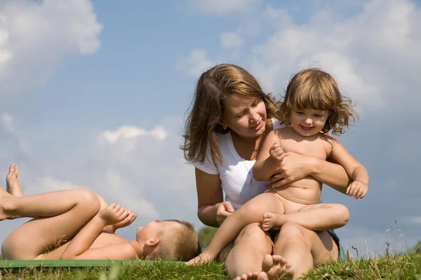 Moeder met dochter en zoon — Stockfoto