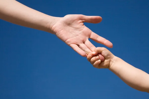 Kind und Mutter Hand — Stockfoto