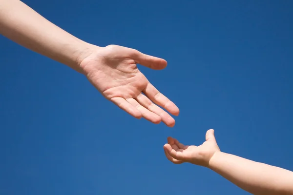 Kind und Mutter Hand — Stockfoto