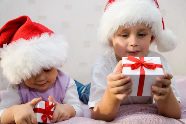 Kinder mit Geschenken Stockbild