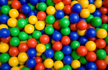 renkli plastik toplar