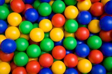 renkli plastik toplar
