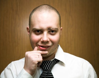 adam İşteyken olduğunu düşünüyor.