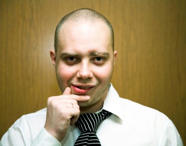 adam İşteyken olduğunu düşünüyor.