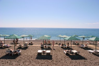 şezlonglar ve şemsiyeler