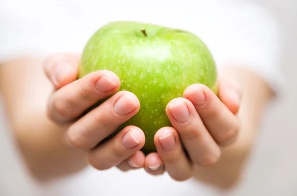 Apple i händer — Stockfoto