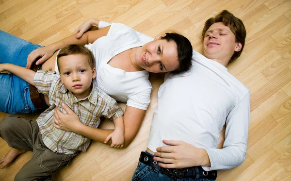 La familia en el suelo — Foto de Stock