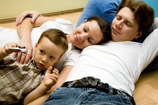 Familie op een vloer — Stockfoto