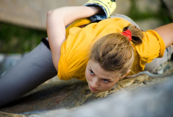 Frau steigt auf einen Felsen — Stockfoto