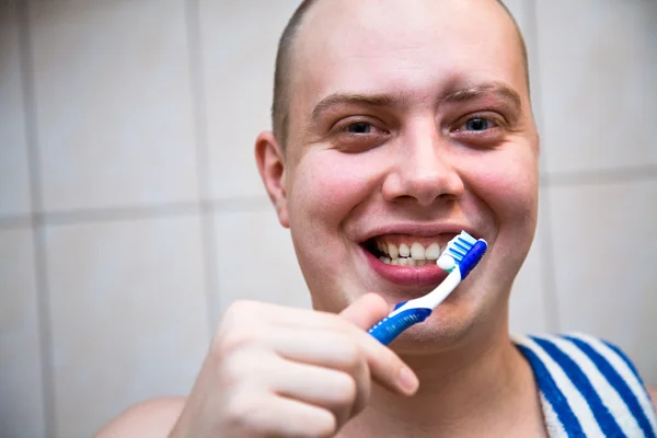 El hombre se cepilla los dientes —  Fotos de Stock