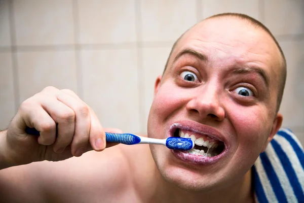 Man borstels zijn tanden — Stockfoto