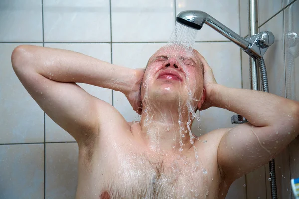 Hombre lavándose en la ducha —  Fotos de Stock