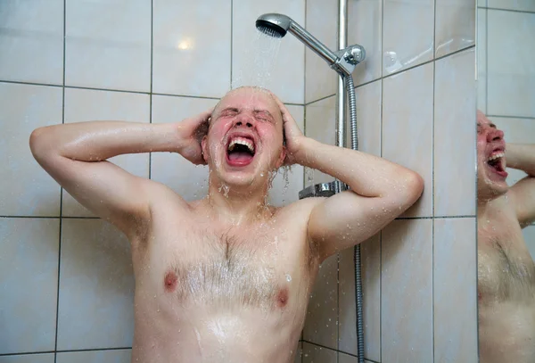 Mann wäscht sich in der Dusche — Stockfoto