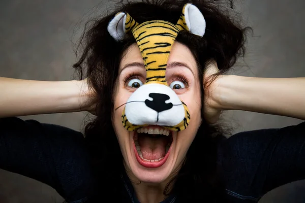 Vrouw in een masker van een tijger — Stockfoto