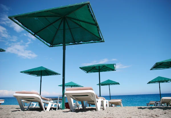 Ligstoelen en parasols — Stockfoto