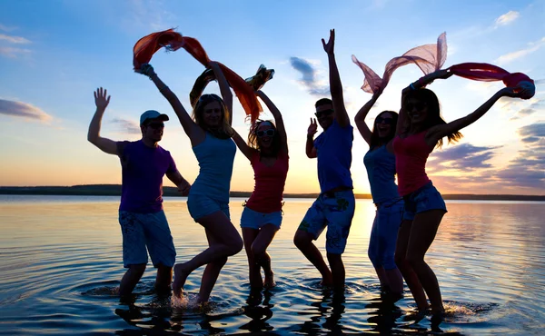 Glückliche Menschen am Strand — Stockfoto