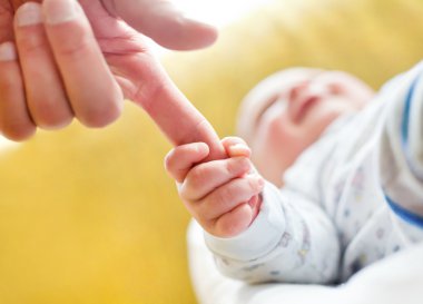 Holding babamın parmak bebek.