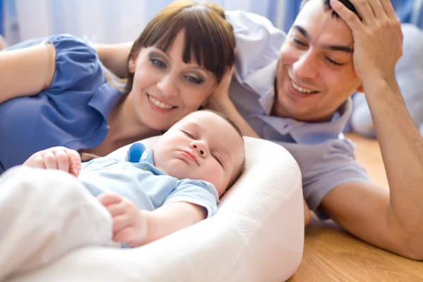 Familia joven con recién nacido — Foto de Stock