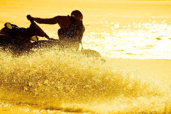 Homem dirige no barco a jato — Fotografia de Stock