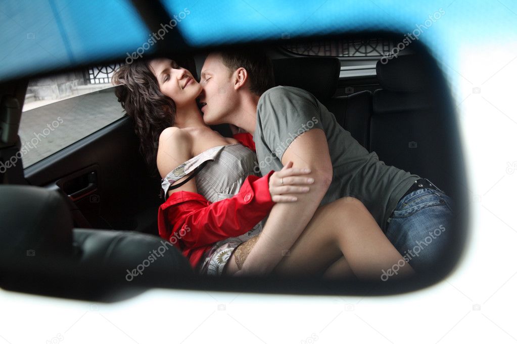 Красивый секс с милой девушкой в машине