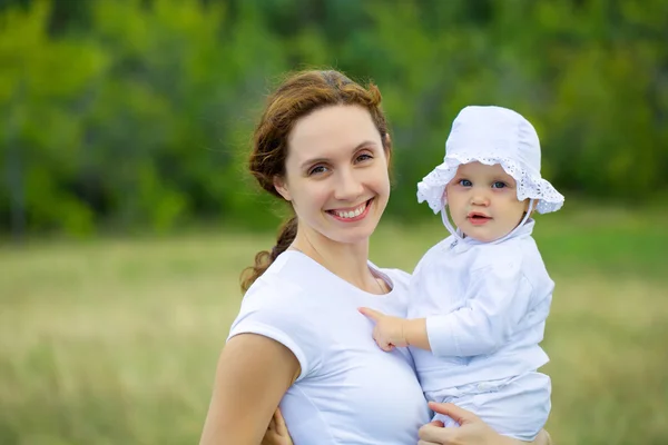 Glückliche Mutter und Baby — Stockfoto