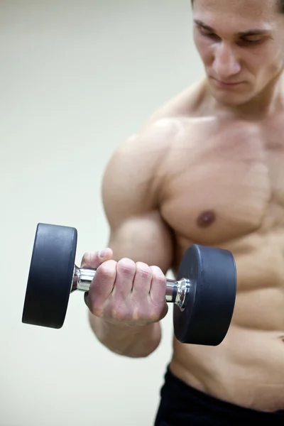 Hombre en el gimnasio — Foto de Stock