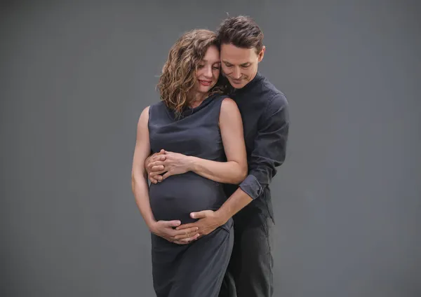 Mladý Muž Objímá Svou Těhotnou Ženu Rodina Čeká Porod Dítěte — Stock fotografie
