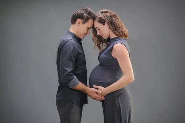 Νεαρός Αγκαλιάζει Την Έγκυο Γυναίκα Του Οικογένεια Περιμένει Γέννηση Ενός Φωτογραφία Αρχείου