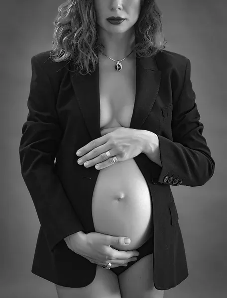 Νέα Όμορφη Έγκυος Γυναίκα Περιμένει Γέννηση Του Μωρού Της Royalty Free Εικόνες Αρχείου