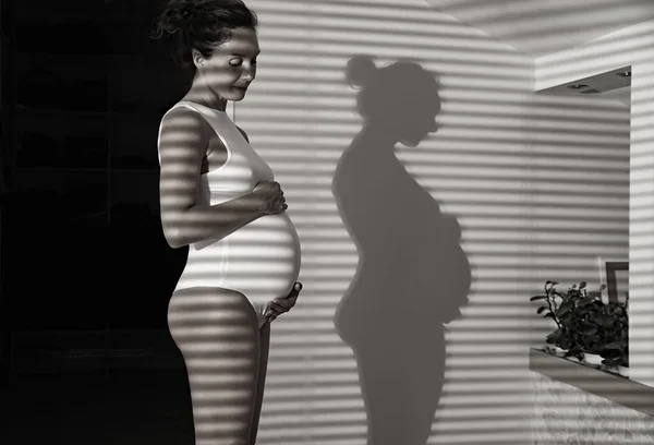 Νέα Όμορφη Έγκυος Γυναίκα Περιμένει Γέννηση Του Μωρού Της Φωτογραφία Αρχείου