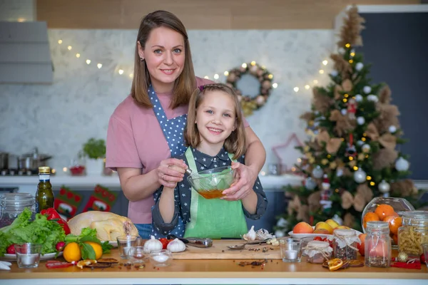 Mama Córka Gotują Gala Kolacja Razem Domu Święta — Zdjęcie stockowe