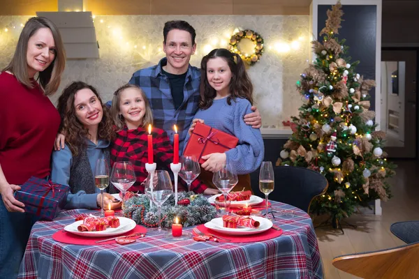 Retrato Una Familia Numerosa Una Mesa Festiva Navidad Imagen de archivo