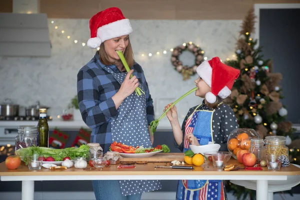 Mãe Filha Estão Cozinhando Jantar Gala Juntos Casa Natal Imagens De Bancos De Imagens
