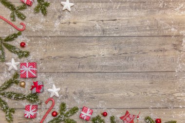 güzel dizi Noel aksesuarlar - Noel ağaç dalları, hediyeler, dekorasyon ahşap zemin üzerinde