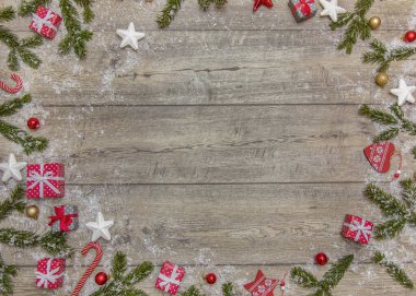 güzel dizi Noel aksesuarlar - Noel ağaç dalları, hediyeler, dekorasyon ahşap zemin üzerinde