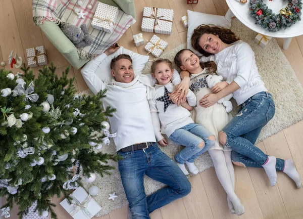 Familia Feliz Con Tres Hijos Encuentra Bajo Árbol Navidad Con —  Fotos de Stock