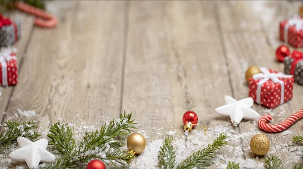 漂亮的一套圣诞装饰品 圣诞树树枝 木地板上的装饰 — 图库照片