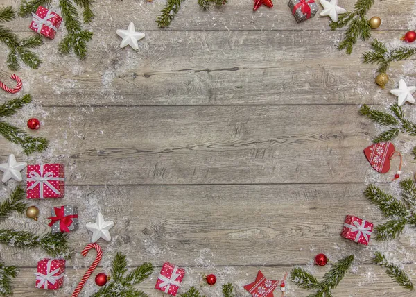 漂亮的一套圣诞装饰品 圣诞树树枝 木地板上的装饰 — 图库照片
