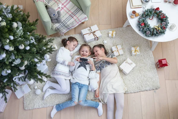 Троє Щасливих Дівчат Лежать Під Ялинкою Подарунками Килимі Вид Зверху Ліцензійні Стокові Зображення