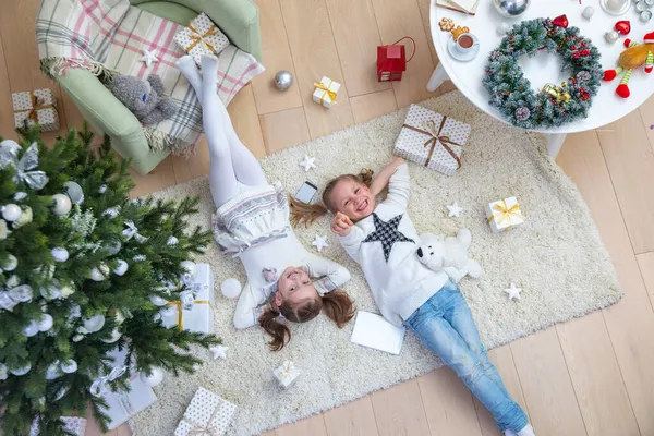 Dos Niña Feliz Acostada Bajo Árbol Navidad Con Regalos Alfombra Imágenes de stock libres de derechos