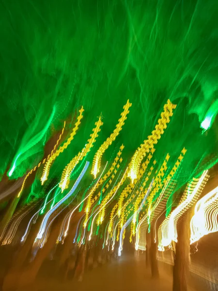 Fantástico Foto Borrosa Árboles Verdes Callejón Capturado Movimiento Fotos de stock