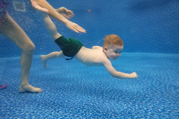 Baby Pojke Dyker Vattnet Poolen Med Glädje — Stockfoto