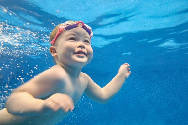 赤ちゃん男の子は喜びとプールで水中に潜る — ストック写真