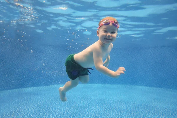 Niño Bucea Bajo Agua Piscina Con Placer — Foto de Stock